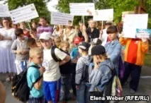 Тренери карате та їхні учні намагаються відстояти школу їхні