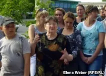 Тренери карате та їхні учні намагаються відстояти школу учні