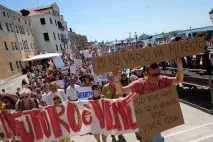Валіть додому! » Жителі південних міст Європи протестують проти туристів валіть