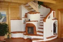 Interiorul unei case din lemn - accentul este pus pe aragaz