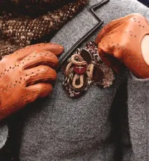 Як носити брошки - з якого боку прикріпити брошку на піджак, сукню, сорочку чи пальто брошки
