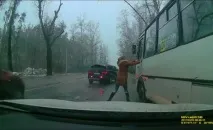 Маршрутник, який плюнув «на голову автоледі», розповів свою версію конфлікту -Новини Воронежа плюнув