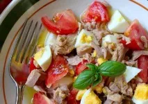 Салат з яйцями та помідорами. яйцями помідорами