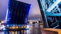 Теплохід врізався в опору Палацового мосту під час нічної екскурсії опору