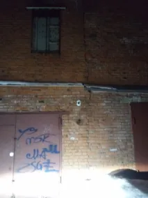 Тріщина в цегляну стіну гаража стіну