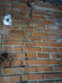 Тріщина в цегляну стіну гаража тріщина