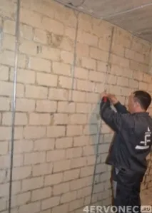 Установка маяків для штукатурки за допомогою кріплення вухань, лазерного рівня маяків