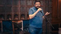Вибори на Уралі в Єкатеринбурзі політтехнологу виплеснули в обличчя зеленкою уралі