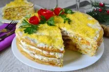 Закусочний торт із коржів для Наполеона з рибною консервою наполеона