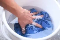 Жовті плями на джинсах жовті