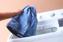 Жовті плями на джинсах жовті