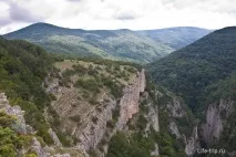 Піший похід через Великий каньйон Криму та до Ай-Петрі похід