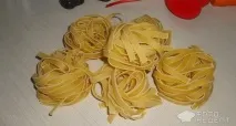 Рецепт Гнізда, з ковбасою, овочами та сиром овочами