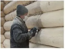 Шліфування стін після шпаклівки із бруса всередині будинку після