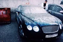 Constructorii din centrul Moscovei au turnat ciment Bentley pe un cunoscut producător din Moscova