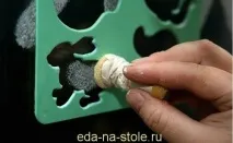 Трафарети на вікно до нового року 2018 вирізані з паперу, їжа на столі. трафарети
