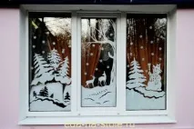 Трафарети на вікно до нового року 2018 вирізані з паперу, їжа на столі. трафарети