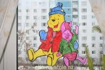 Трафарети на вікно до нового року 2018 вирізані з паперу, їжа на столі. 2018