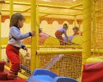Дитячі ігрові кімнати у торгових центрах бути