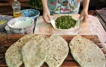Готуємо смачні та корисні коржики із зеленню коржики