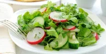 Як приготувати салат з редискою за покроковим рецептом? редискою