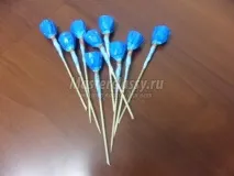 Як зробити Кошик з астрами з цукерок своїми руками зробити