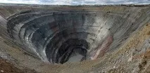 Невиразна вирва посеред поля (Ямал) посеред