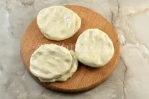 Плацинди з капустою на сковороді. плацинди