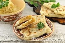 Плацинди з капустою на сковороді. капустою