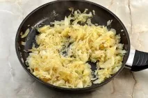 Плацинди з капустою на сковороді. сковороді