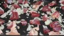 Рецепт Картопля запечена зі свининою, баклажанами та грибами свининою