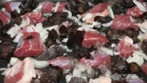 Рецепт Картопля запечена зі свининою, баклажанами та грибами запечена