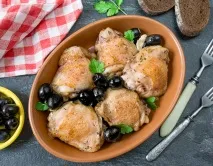 Рецепт курки з оливками, тушкована у вині на Смачному Блозі оливками