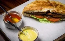 Сендвіч з курячим філе-теріяком, овочами та пряним соусом ✾ курячим