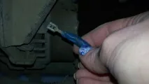 Тонкий провід, що йде на генератор провід