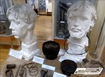 вдивляючись