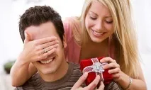 Ce să-i oferi unui bărbat pentru 2 ani de relație - alege cel mai bun cadou pentru persoana iubită!