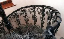 Яке вибрати огорожу для гвинтових сходів сходів