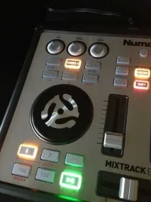 Огляд Numark MixTrack Край MixTrack