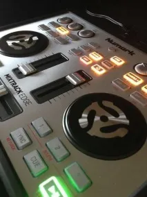 Огляд Numark MixTrack Край numark