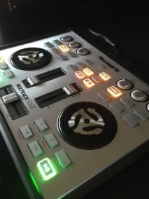 Огляд Numark MixTrack Край огляд