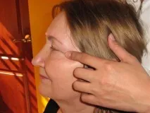 Приступ мігрені можна зняти масажем - Головний біль можуть викликати червоне вино, сир та зайвий годинник можна