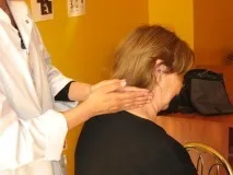 Приступ мігрені можна зняти масажем - Головний біль можуть викликати червоне вино, сир та зайвий годинник зняти