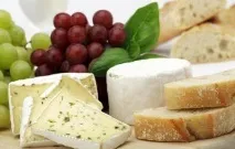 Салат з сиром та виноградом та куркою куркою
