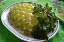 Салат з сиром та виноградом та куркою виноградом