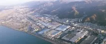 також