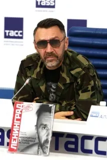 схильний