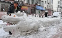 Скульптура зі снігу снігу