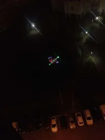Світлове LED привітання, що світиться серцем напис під вікном привітання