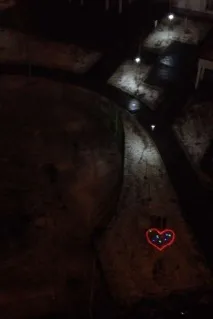 Світлове LED привітання, що світиться серцем напис під вікном привітання